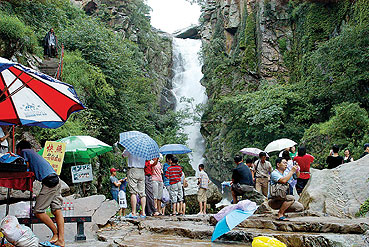 連云港漁灣風(fēng)景區(qū) 飛瀑流泉引客來，自然勝境展新顏